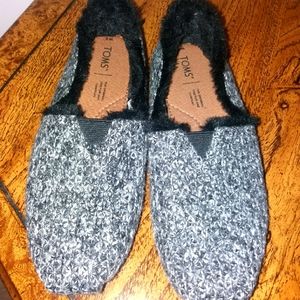 Toms size 8 fur lined knit slip ons